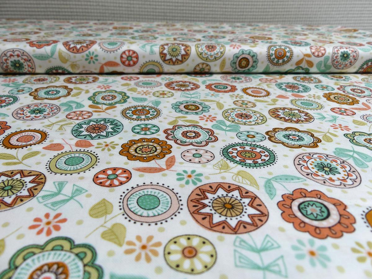 Patchworkstoff weiß aus der Serie Doodle Days mit bunten Kreisen und Blumen